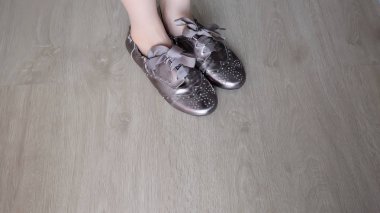 Bir ahşap zemin arka plan üzerinde duran kahverengi ayakkabı ayakları Selfie