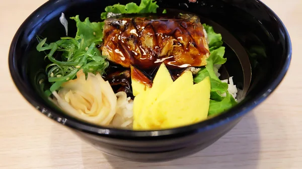 Japán ételeket, grillezett Saba halat mártással, rizzsel, egy fából készült asztal háttér — Stock Fotó