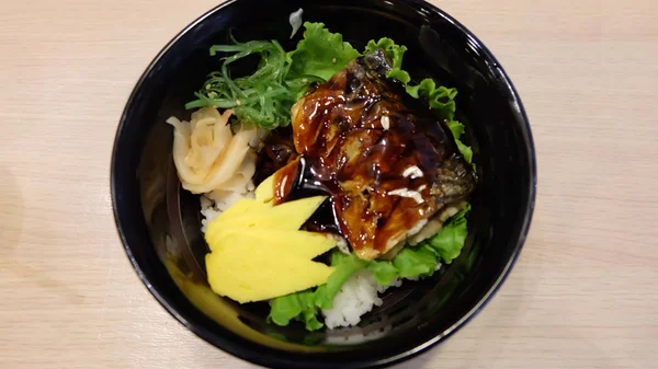 Estilo de comida japonesa, salsa de pescado Saba a la parrilla con arroz sobre un fondo de mesa de madera —  Fotos de Stock