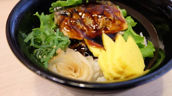 Estilo de comida japonesa, salsa de pescado Saba a la parrilla con arroz sobre un fondo de mesa de madera —  Fotos de Stock