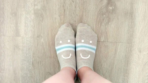 Selfie Kobieta nogi nosić brązowe skarpety na podłoże drewniane podłogi — Zdjęcie stockowe