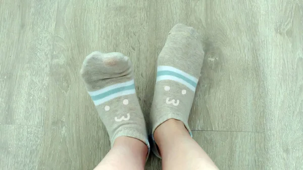 Selfie jambes féminines portent des chaussettes brunes sur un fond en bois — Photo