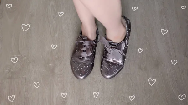 Bir ahşap zemin arka plan üzerinde duran kahverengi ayakkabı ayakları Selfie — Stok fotoğraf