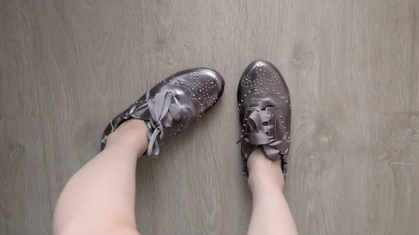 Selfie piedi in scarpe da ginnastica marrone in piedi su uno sfondo di legno — Foto Stock