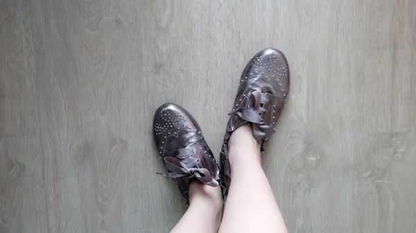 Bir ahşap zemin arka plan üzerinde duran kahverengi ayakkabı ayakları Selfie — Stok fotoğraf