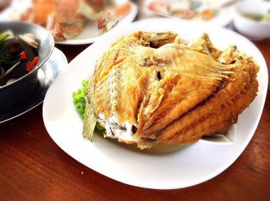 Kızarmış balığı balık plaka, ahşap zemin zemin üzerine Tay deniz ürünleri