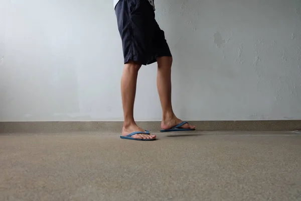 站在混凝土地板上的男性脚自体穿着凉鞋 — 图库照片
