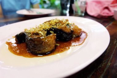 Kızarmış Balık Kang ile balık sosu (Pla Tod Num-pla), ahşap masa üzerinde Tayland gıda