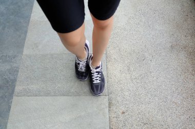 Menekşe spor ayakkabı, genç erkek koşu ayakkabıları çimento zemin üzerine spor