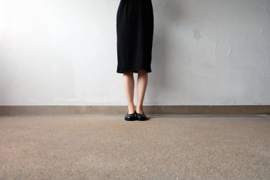 İnce bacakları kadın giyim siyah elbise ve siyah sokak arka plan üzerinde ayakkabı