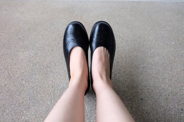 Sokak arka plan üzerinde siyah ayakkabılar ince bacakları bayan giyimi üzerinde Kapat