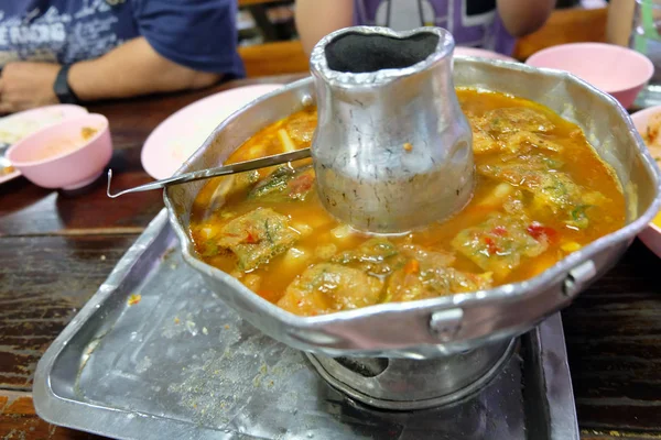 Heiße und saure Akazienomelette und frische Garnelen in Gemüsesuppe (thailändisches Essen) auf Holztisch — Stockfoto