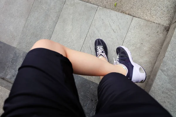 Sport violett Sneakers, unga kvinnliga löparskor på Cement bakgrunden — Stockfoto