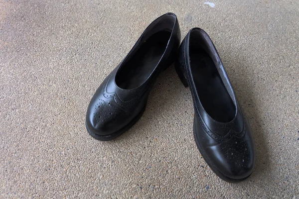 바닥 바탕에 여성을 위한 패션 검은 신발을 클로즈업합니다 — 스톡 사진