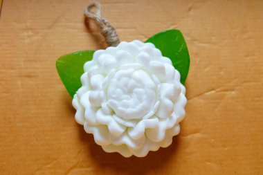 Yasemin çiçeği ahşap zemin üzerine sabun şeklinde kapatın