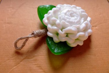 Yasemin çiçeği ahşap zemin üzerine sabun şeklinde kapatın