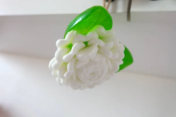 Fechar a flor de jasmim em forma de sabão em fundo branco — Fotografia de Stock