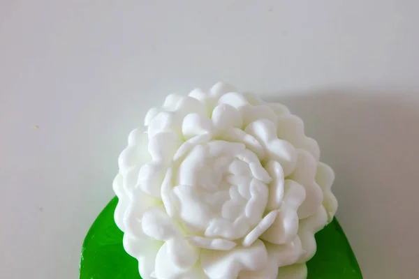 Close-up van Jasmine Flower vormige zeep op witte achtergrond — Stockfoto