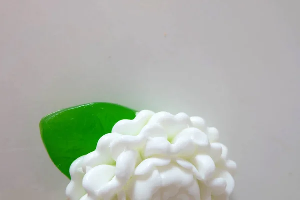Закрыть жасминовый цветок мылом на белом фоне — стоковое фото