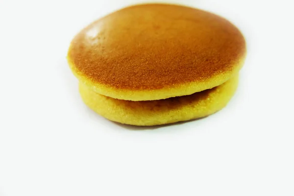 Close Up Dorayaki Panqueca, Confeitaria de feijão japonês em fundo branco — Fotografia de Stock