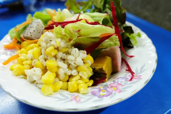青の背景に分離された料理で新鮮な野菜のサラダ — ストック写真