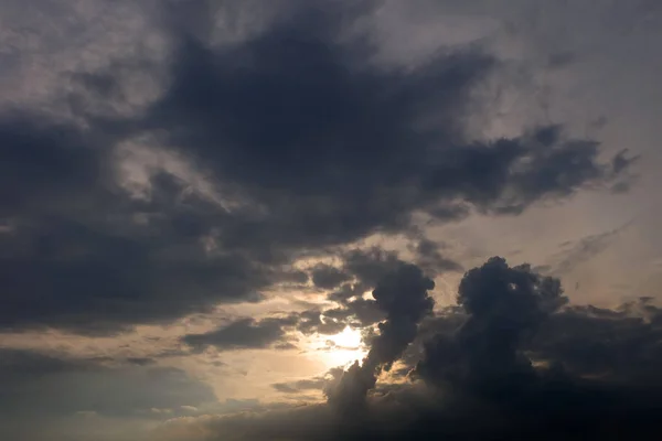 Pôr do sol céu natureza fundo, céu escuro dramático com nuvens — Fotografia de Stock