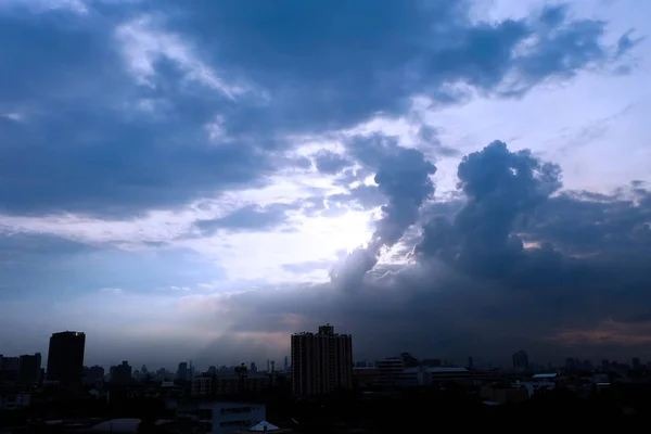Blue Sky φύση φόντο, δραματική σκοτεινό ουρανό με σύννεφα — Φωτογραφία Αρχείου