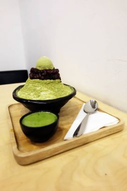 Bingsu yeşil çay ile kırmızı fasulye - ahşap masa üstünde Kore tatlı