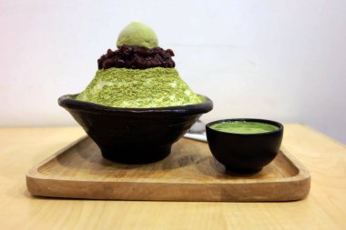 Bingsu yeşil çay ile kırmızı fasulye - ahşap masa üstünde Kore tatlı