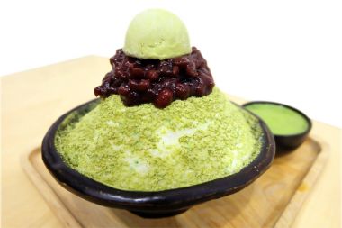Bingsu yeşil çay ile kırmızı fasulye - ahşap masa üstünde Kore tatlı