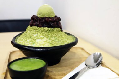 Bingsu yeşil çay ile kırmızı fasulye - ahşap masa üstünde Kore tatlı