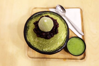 Bingsu yeşil çay ile kırmızı fasulye - ahşap masa üstünde Kore tatlı