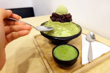 Bingsu yeşil çay ile kırmızı fasulye - ahşap masa üstünde Kore tatlı