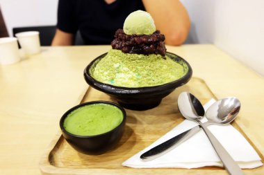 Bingsu yeşil çay ile kırmızı fasulye - ahşap masa üstünde Kore tatlı