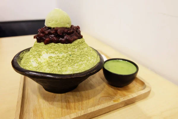 Bingsu grönt te med röda bönor - koreanska Dessert på träbord — Stockfoto