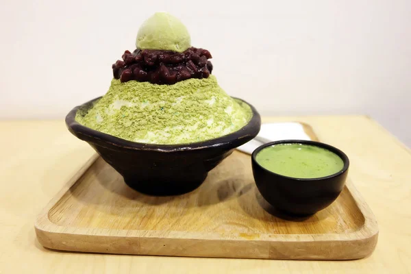 Té verde Bingsu con frijol rojo - Postre coreano sobre mesa de madera —  Fotos de Stock