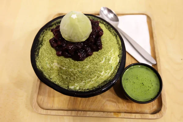 小豆 - Bingsu グリーン ティー木製テーブルの上韓国のデザート — ストック写真