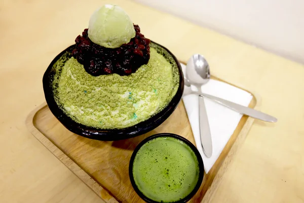 Bingsu yeşil çay ile kırmızı fasulye - ahşap masa üstünde Kore tatlı