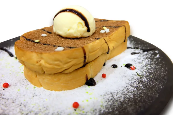 Pan tostado de helado de vainilla con azúcar helada en mesa de madera — Foto de Stock