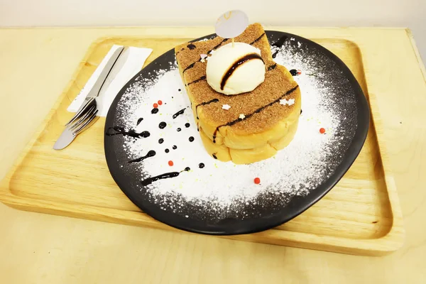 Pão de torrada de sorvete de baunilha com açúcar gelado na mesa de madeira — Fotografia de Stock
