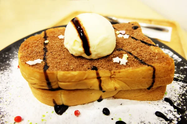 木製テーブルの上の砂糖のアイシングとバニラアイス クリーム トースト — ストック写真
