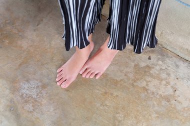 Barefeet Selfie düz pantolonlu beton zemin üzerinde duran