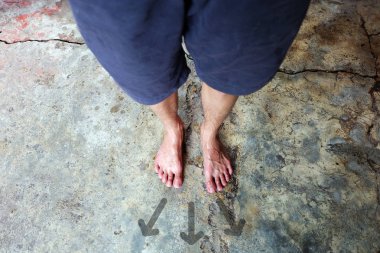 Çizilmiş yön oku, beton zemin üzerine erkek Barefeet