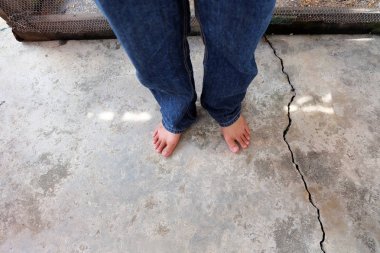 Erkeğin çıplak ayak beton zemin üzerine