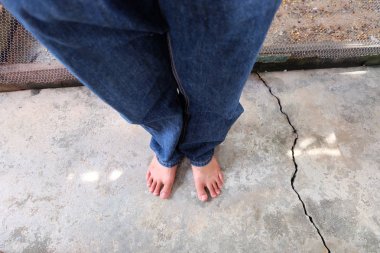 Erkeğin çıplak ayak beton zemin üzerine