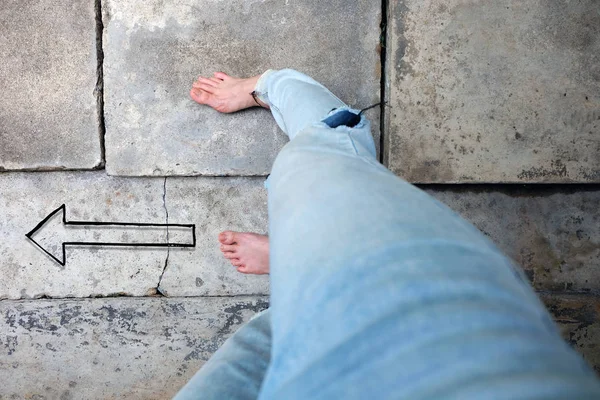 Стрілка напрямку, жіночі босоніжки на бетонному тлі — стокове фото