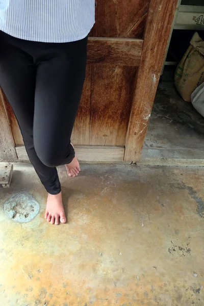 裸足の Selfie 古いコンクリート背景黒いジーンズを着用します。 — ストック写真