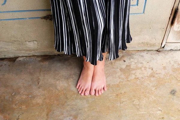 Селфи босиком в штанах, стоящих на бетонном фоне — стоковое фото