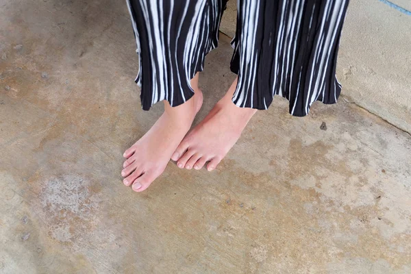 Barefeet Selfie düz pantolonlu beton zemin üzerinde duran