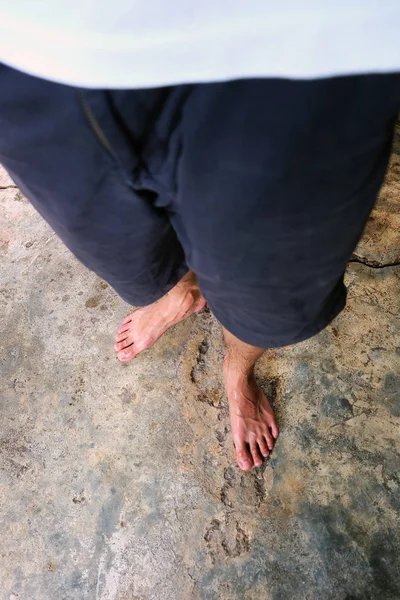 Piedi nudi da uomo su sfondo pavimento in legno — Foto Stock